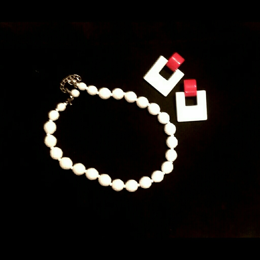 Vintage White Glass Necklace w/Earrings